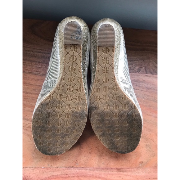 Lilly Pulitzer gold wedges - 8 - Picture 5 of 5